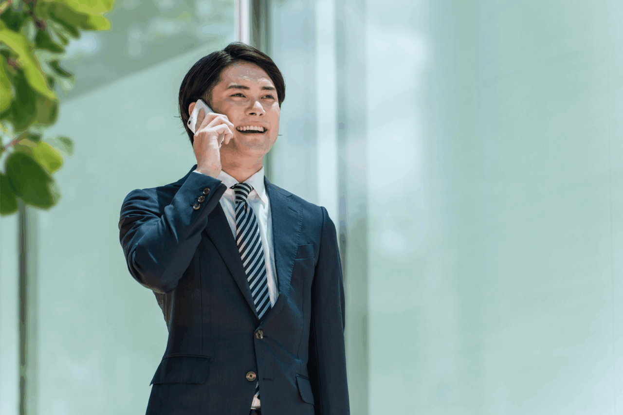 スーツを着た営業マンが電話している様子