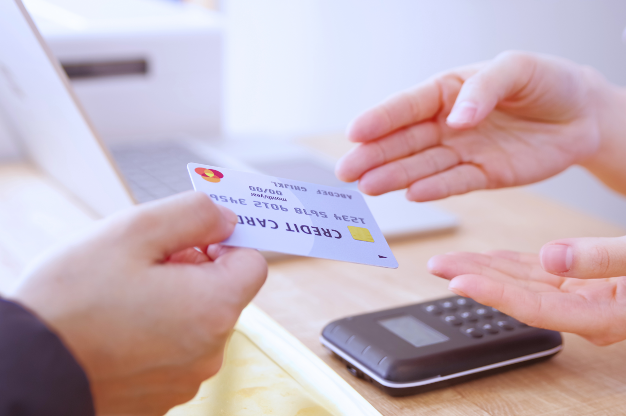 お客様がクレジットカードで決済をする様子