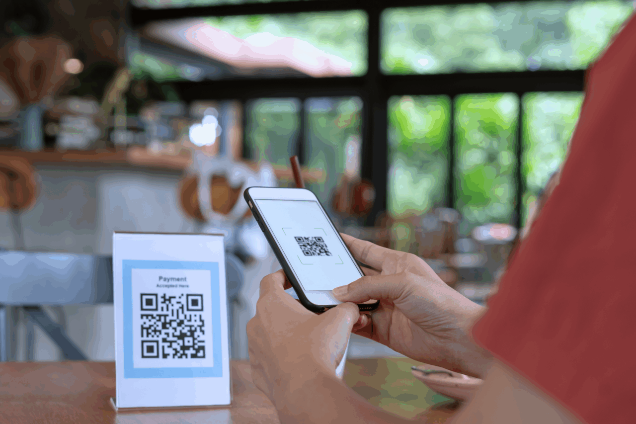 スマホでQRコードを読み取っている様子