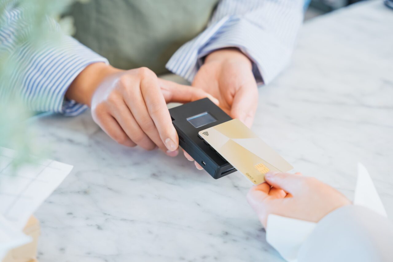 クレジットカードで決済をしている様子
